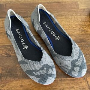 Rothys Retired Grey Camo Round Toe Flats Sz 9